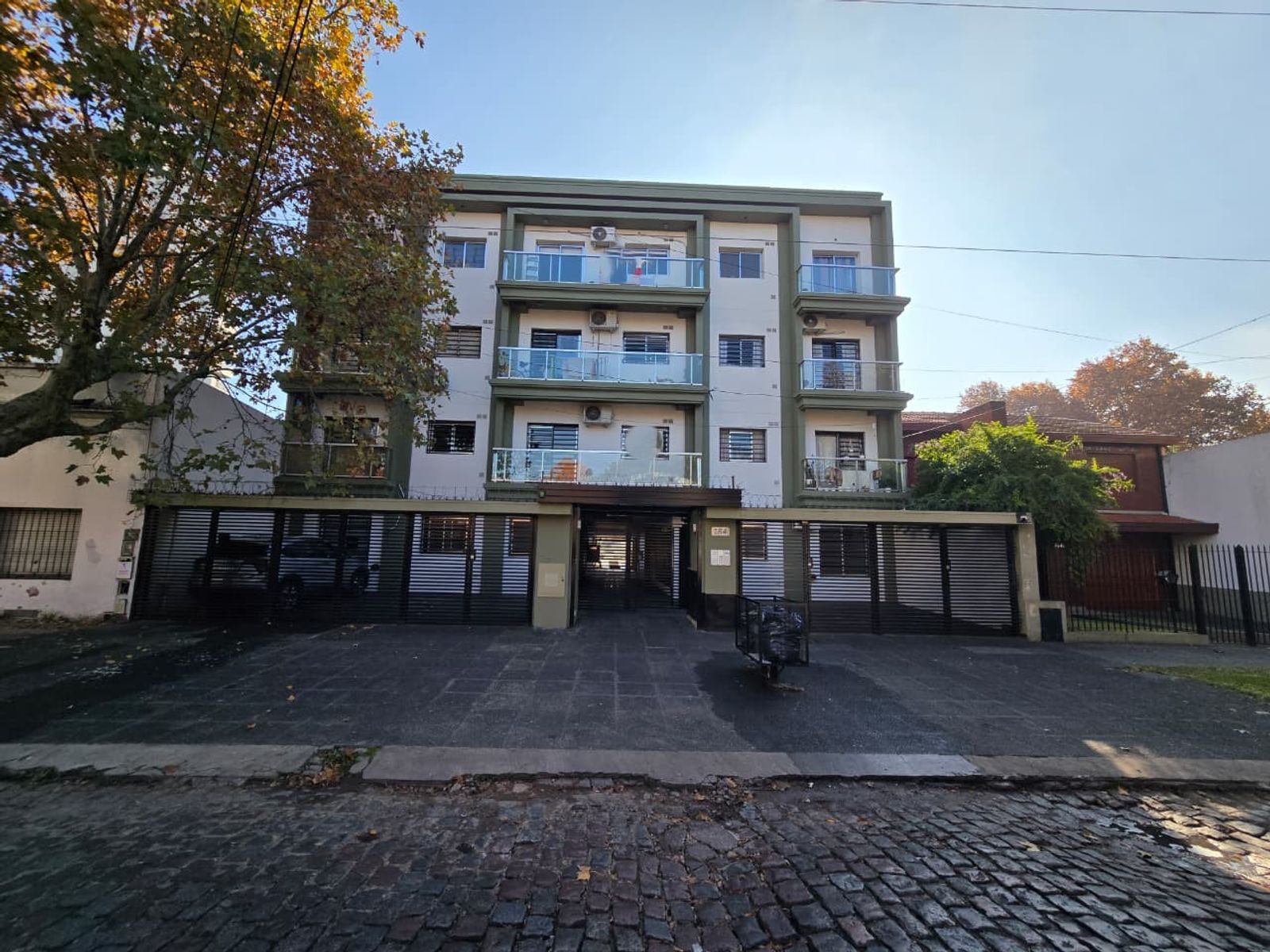 VENTA DE DEPARTAMENTO 2 AMBIENTES CON COCHERA - LOMAS DE ZAMORA - CENTRO - APTO A CRÉDITO HIPOTECARIO