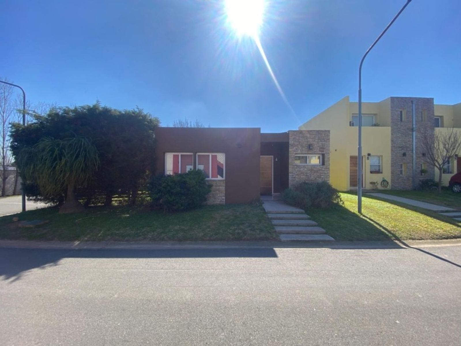 VENTA DE CASA 4 AMBIENTES EN BARRIO CERRADO LOS ROBLES - MONTE GRANDE - APTO CRÉDITO HIPOTECARIO.