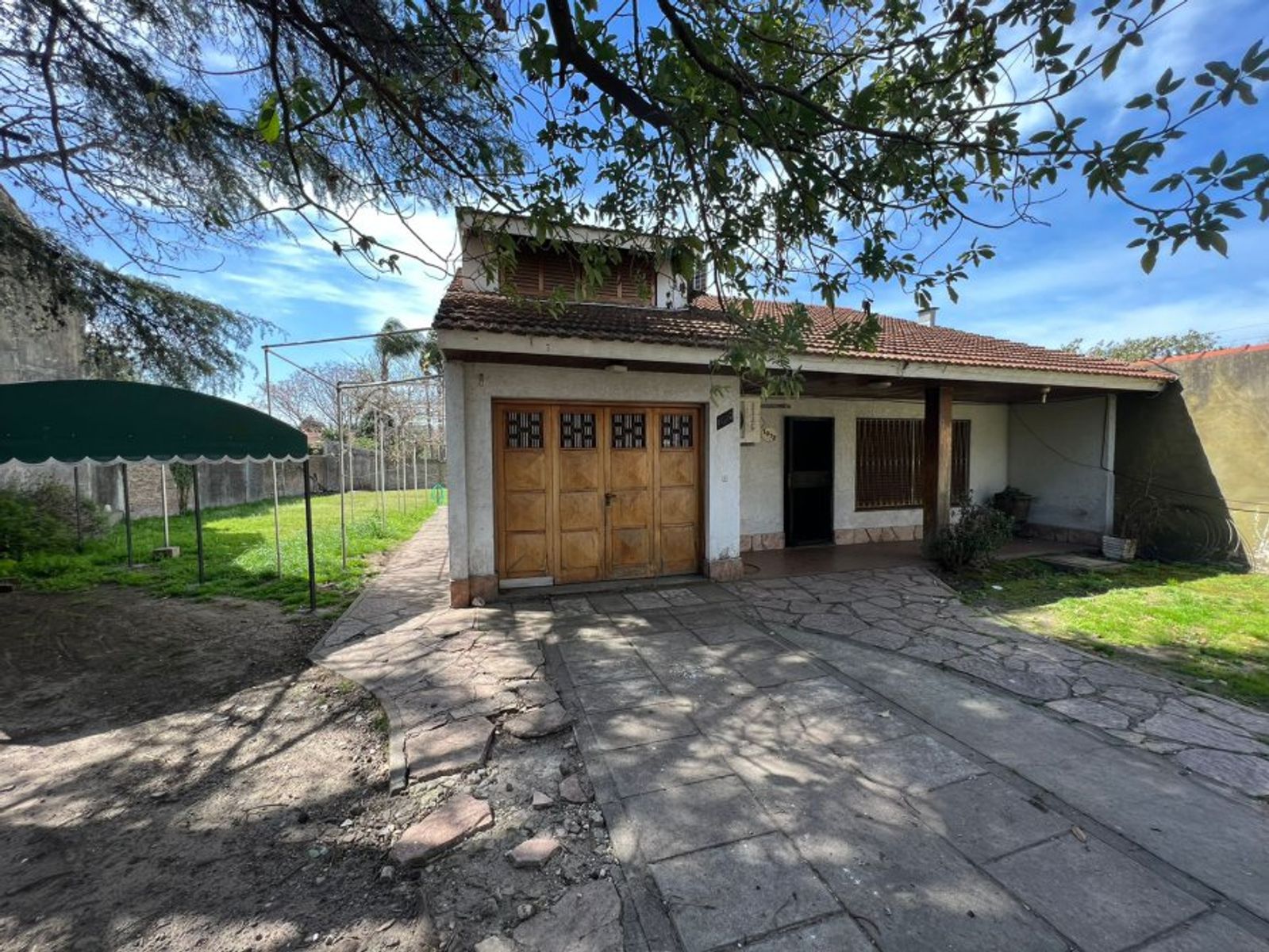 VENTA DE LINDA CASA 4 AMBIENTES EN ZONA CENTRO MONTE GRANDE - SOBRE DE 800 M²