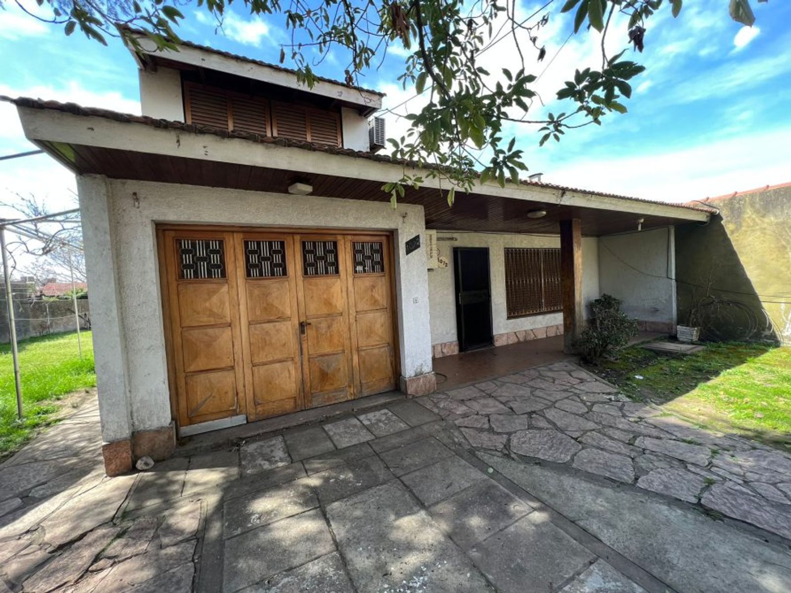 VENTA DE LINDA CASA 4 AMBIENTES EN ZONA CENTRO MONTE GRANDE - SOBRE DE 800 M²