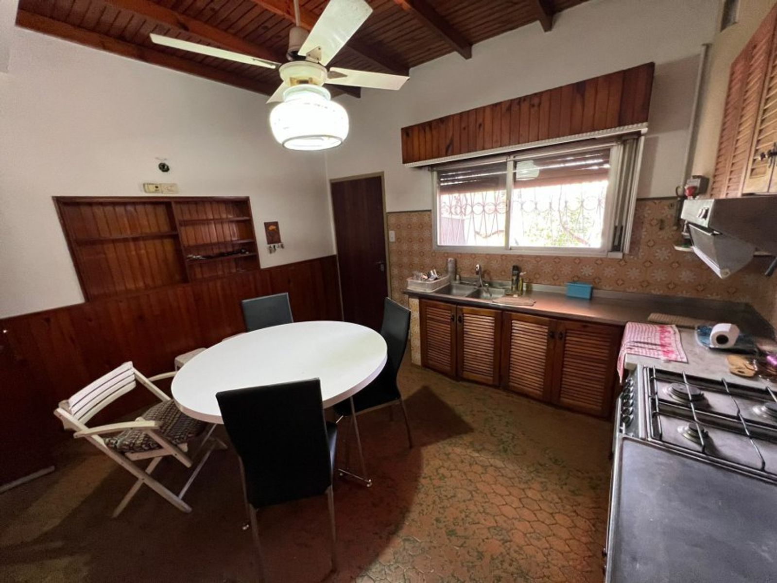 VENTA DE LINDA CASA 4 AMBIENTES EN ZONA CENTRO MONTE GRANDE - SOBRE DE 800 M²