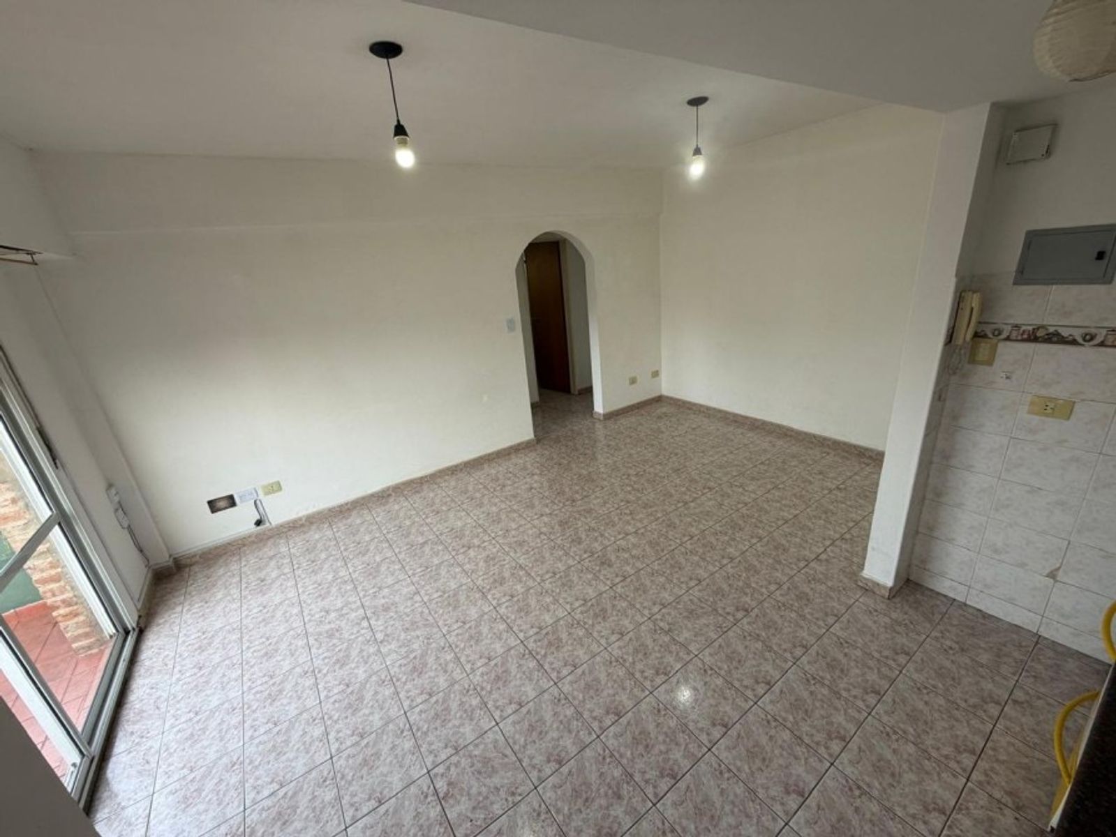 VENTA DE DEPARTAMENTO 2 AMBIENTES CON COCHERA EN MONTE GRANDE - APTO A CRÉDITO HIPOTECARIO.