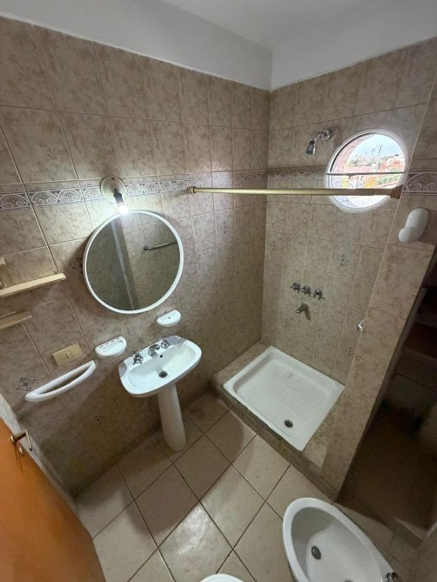 VENTA DE DEPARTAMENTO 2 AMBIENTES CON COCHERA EN MONTE GRANDE - APTO A CRÉDITO HIPOTECARIO.