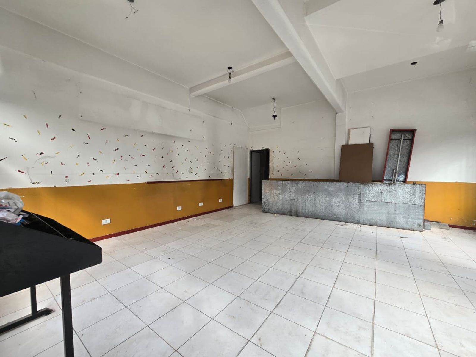 ALQUILER DE LOCAL EN ESQUINA SOBRE SANTAMARINA EN MONTE GRANDE - 42 M²