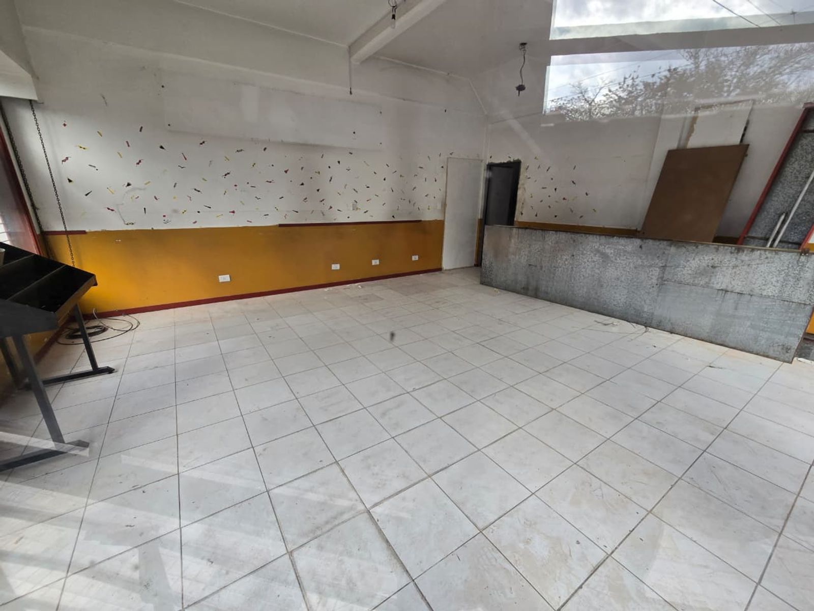 ALQUILER DE LOCAL EN ESQUINA SOBRE SANTAMARINA EN MONTE GRANDE - 42 M²