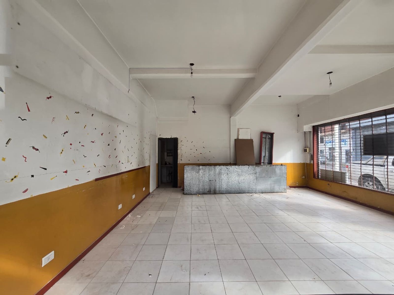 ALQUILER DE LOCAL EN ESQUINA SOBRE SANTAMARINA EN MONTE GRANDE - 42 M²