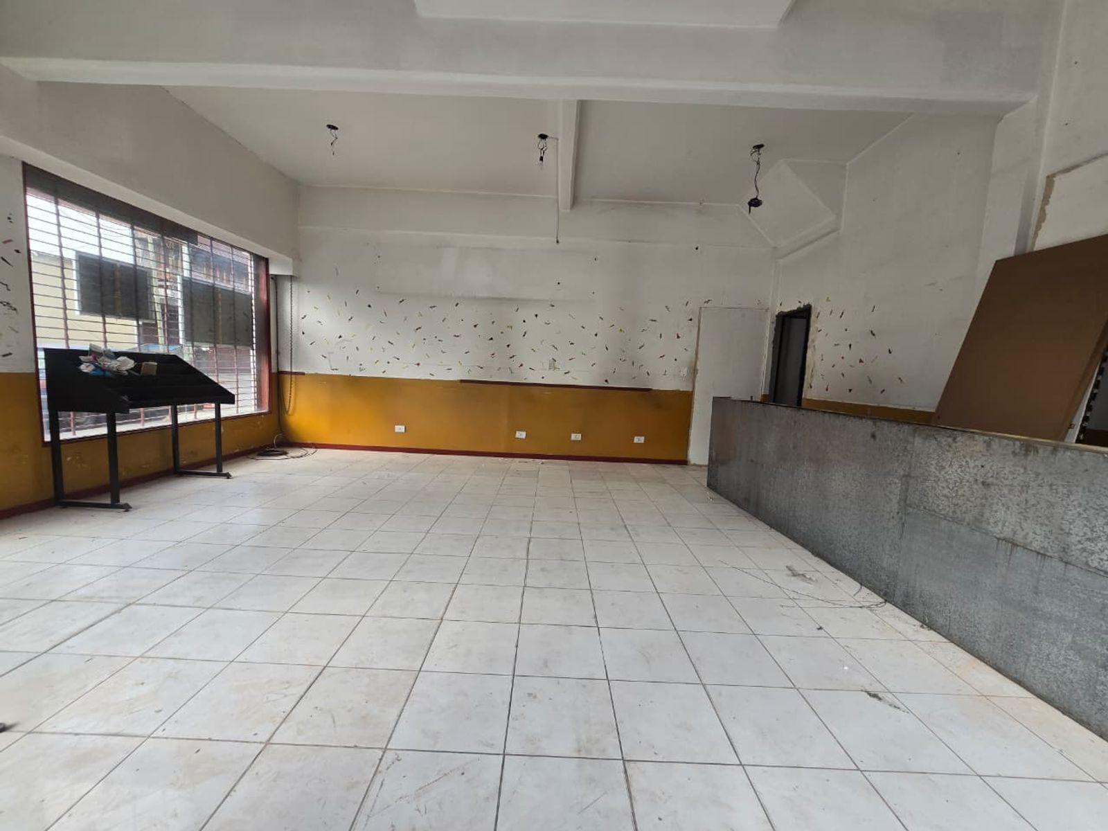 ALQUILER DE LOCAL EN ESQUINA SOBRE SANTAMARINA EN MONTE GRANDE - 42 M²