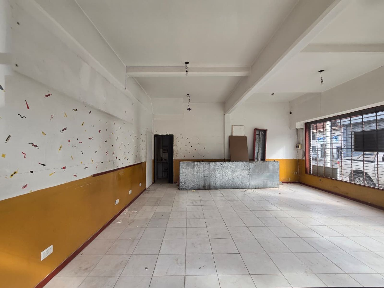 ALQUILER DE LOCAL EN ESQUINA SOBRE SANTAMARINA EN MONTE GRANDE - 42 M²