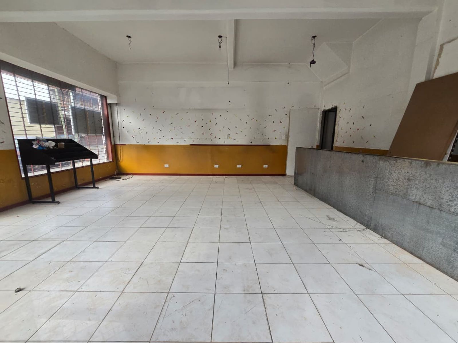 ALQUILER DE LOCAL EN ESQUINA SOBRE SANTAMARINA EN MONTE GRANDE - 42 M²