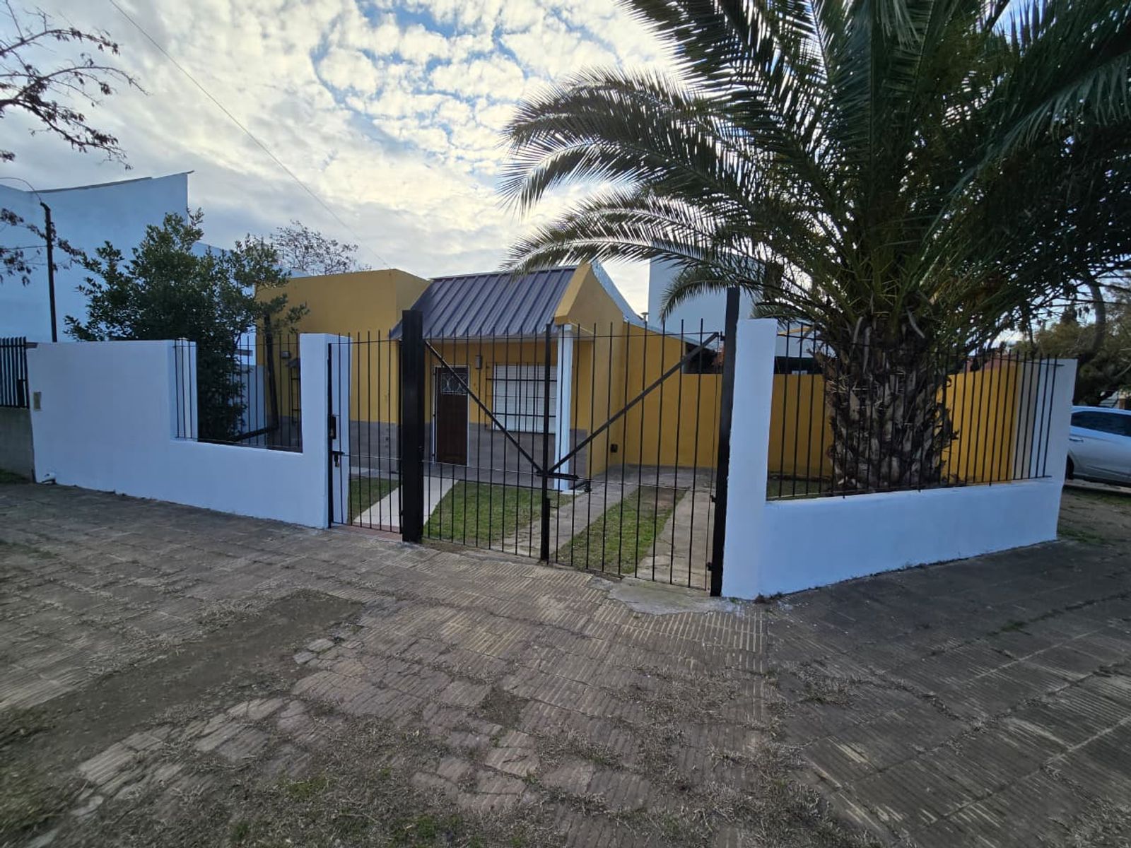 ALQUILER DE CASA 3 AMBIENTES EN MONTE GRANDE - CON ESPACIO DE ESTACIONAMIENTO