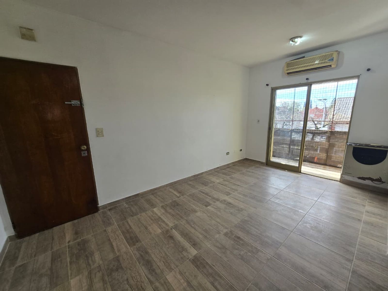 ALQUILER DE DEPARTAMENTO 3 AMBIENTES EN BARRIO COCA COLA - MONTE GRANDE - SOBRE AV. R. SANTAMARINA