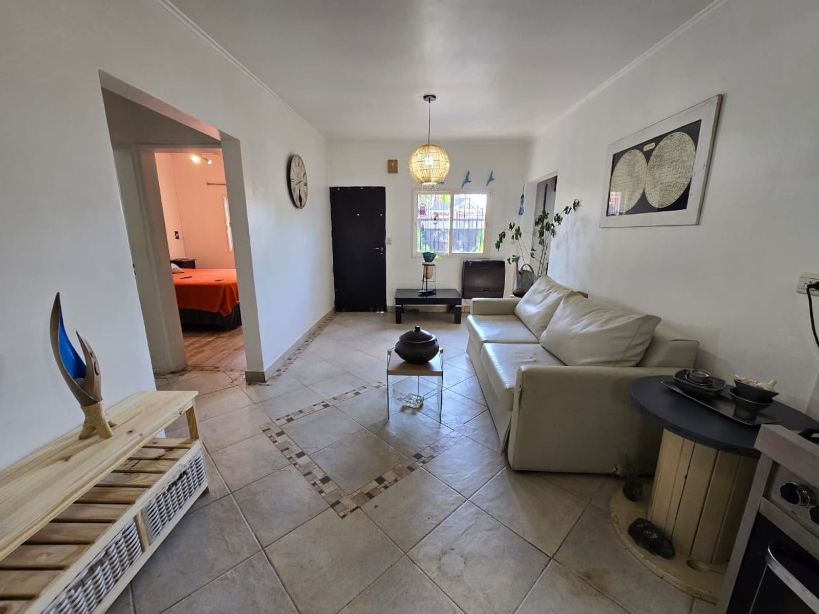 VENTA DE CASA 4 AMBIENTES EN MONTE GRANDE - EN ESQUINA