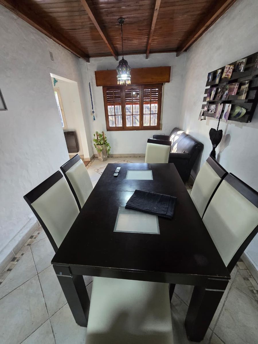 VENTA DE CASA 4 AMBIENTES EN MONTE GRANDE - EN ESQUINA