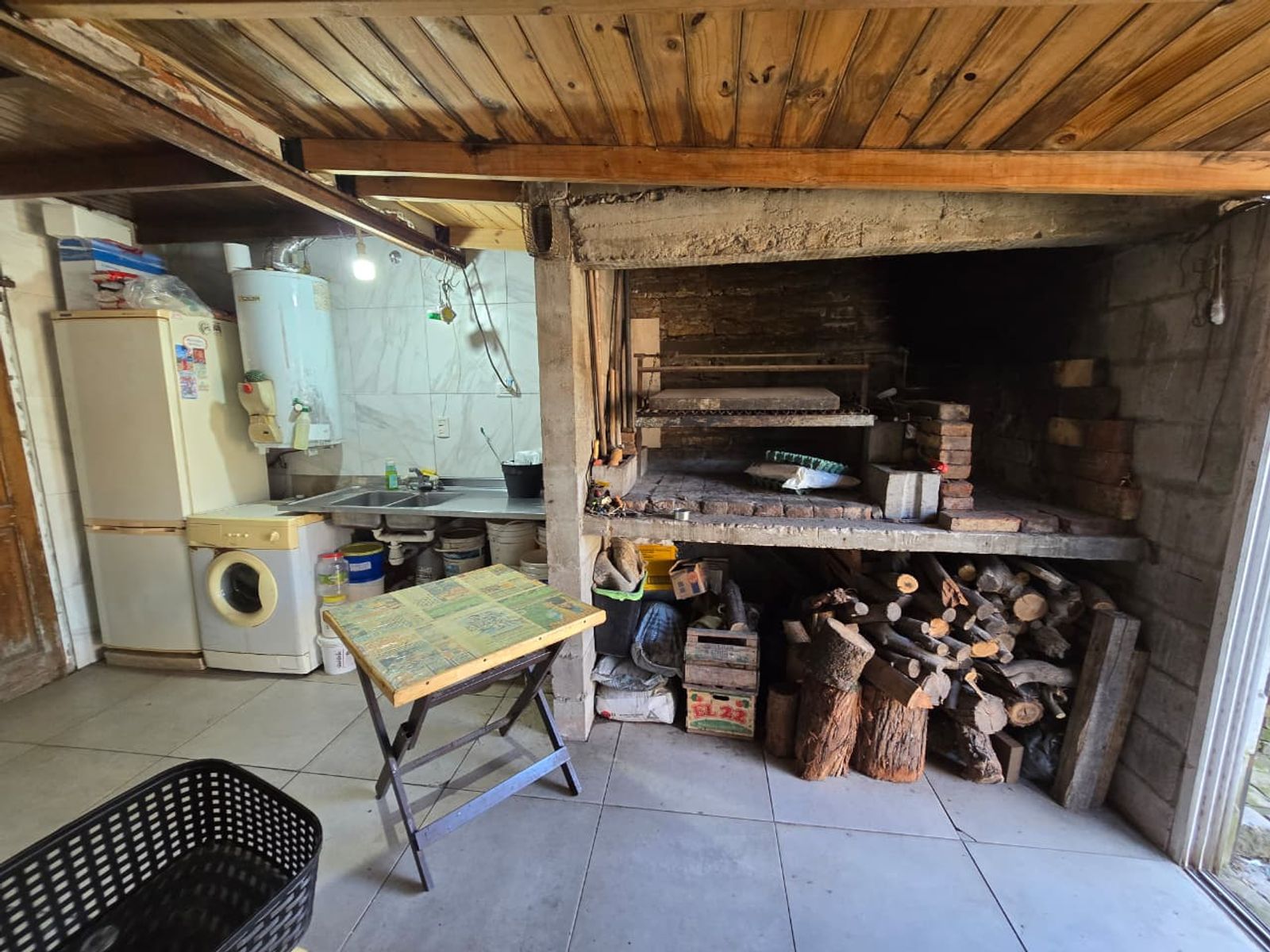 VENTA DE CASA 4 AMBIENTES EN MONTE GRANDE - EN ESQUINA