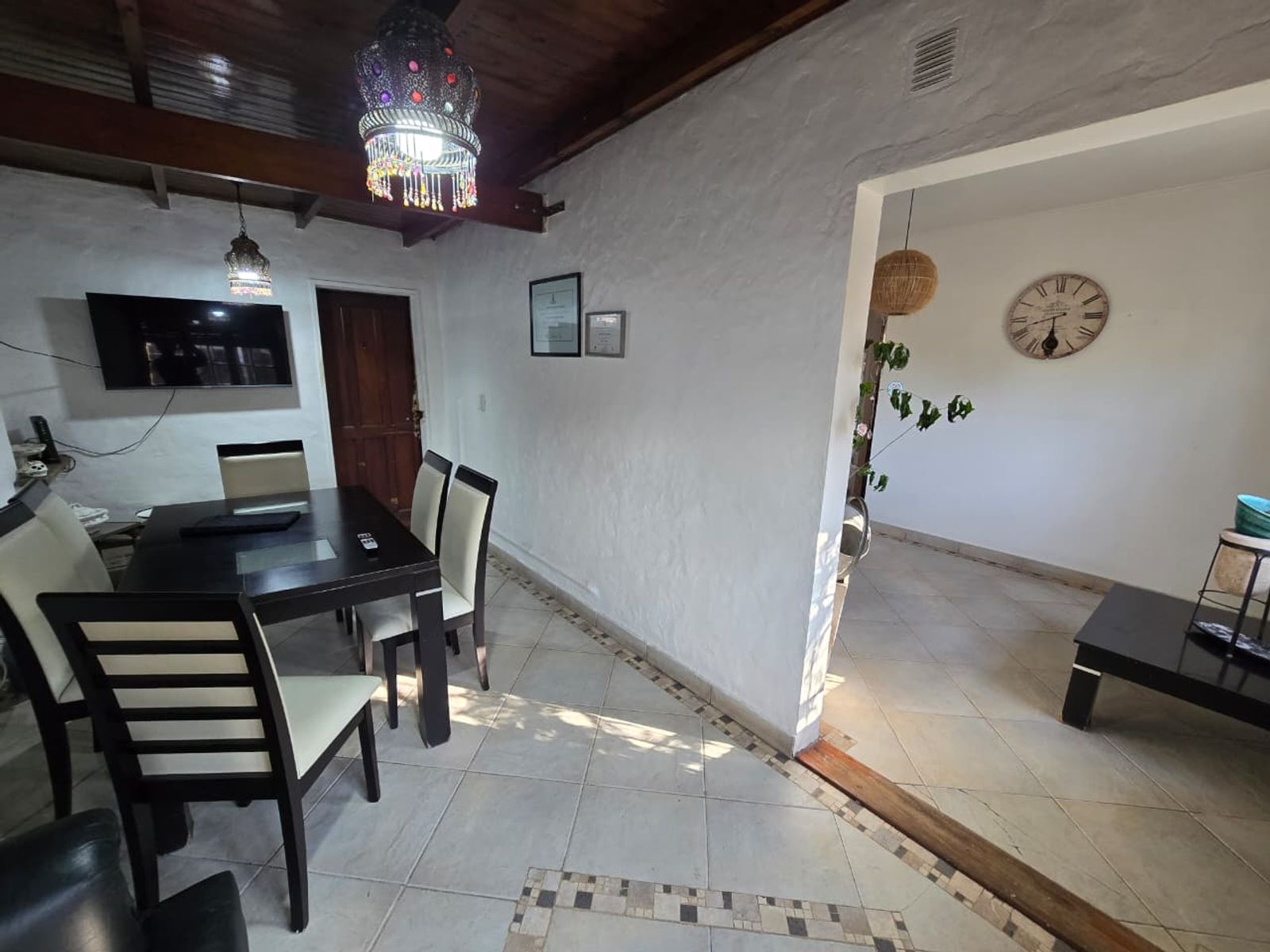 VENTA DE CASA 4 AMBIENTES EN MONTE GRANDE - EN ESQUINA