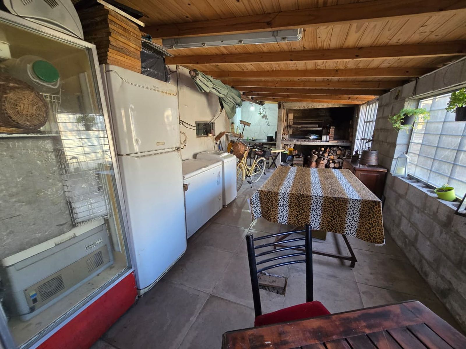 VENTA DE CASA 4 AMBIENTES EN MONTE GRANDE - EN ESQUINA