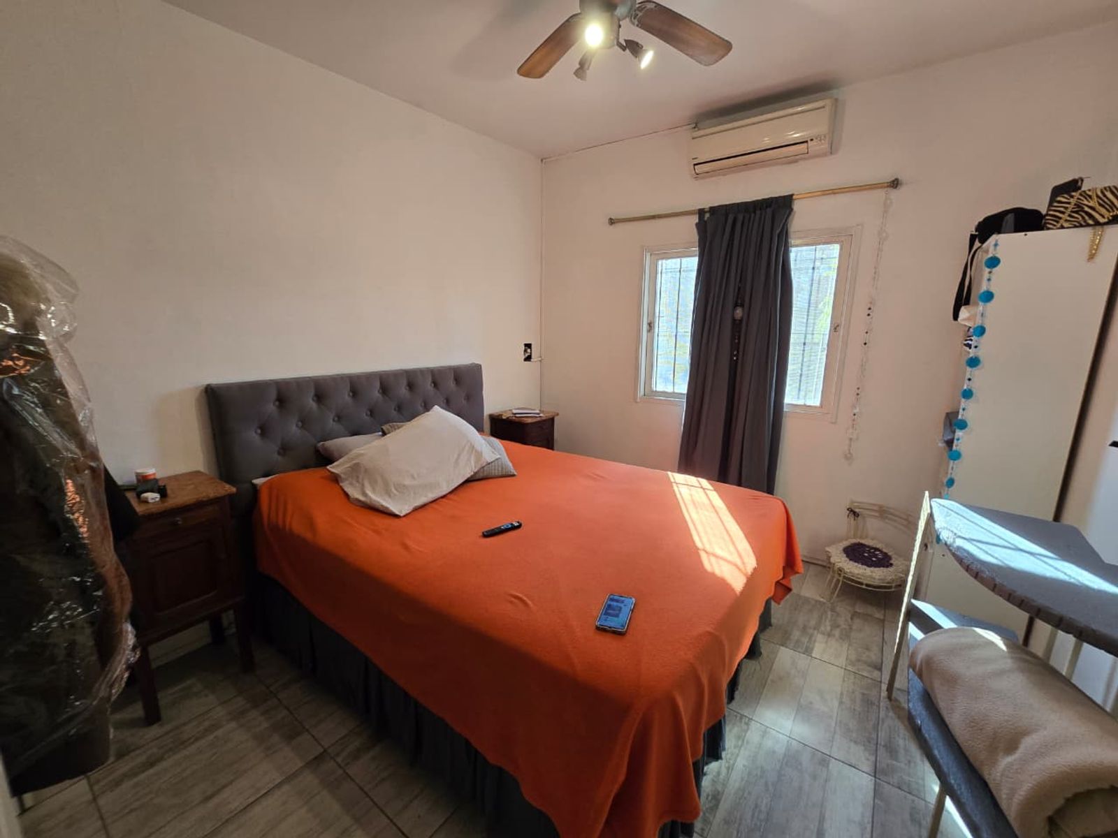 VENTA DE CASA 4 AMBIENTES EN MONTE GRANDE - EN ESQUINA