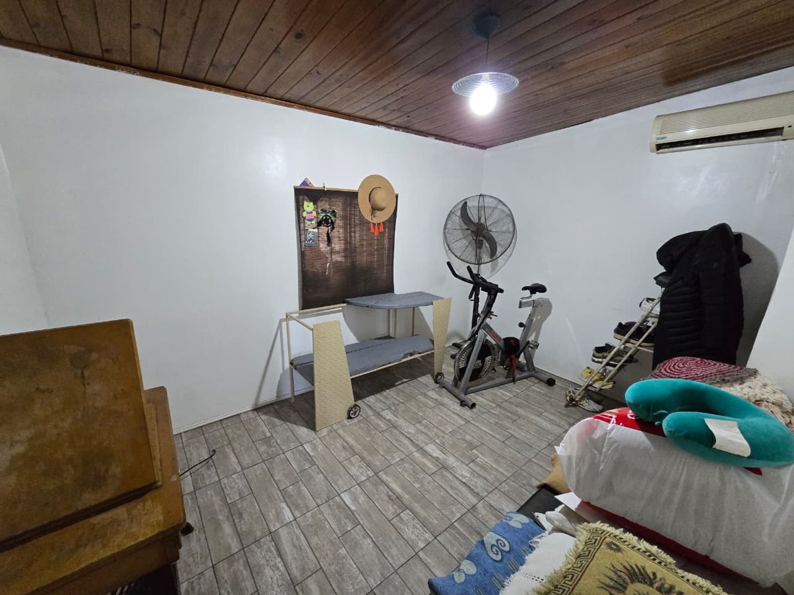 VENTA DE CASA 4 AMBIENTES EN MONTE GRANDE - EN ESQUINA