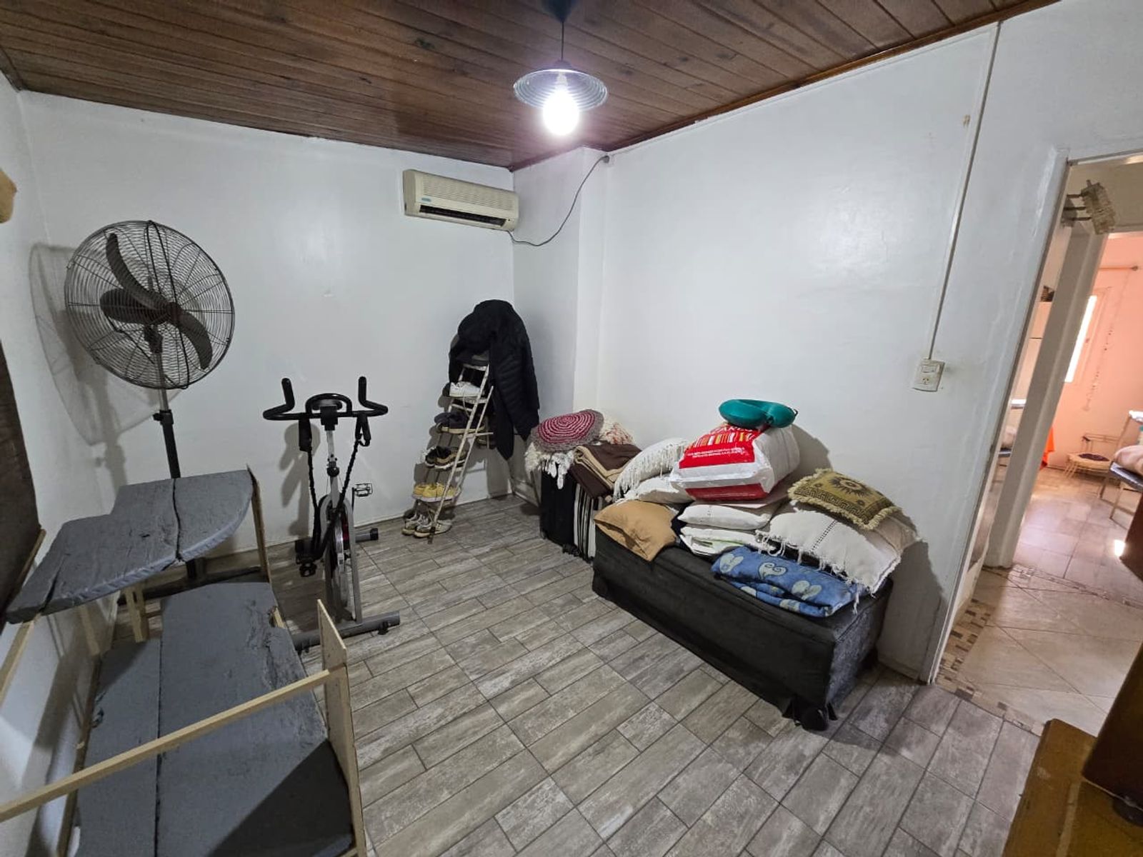VENTA DE CASA 4 AMBIENTES EN MONTE GRANDE - EN ESQUINA