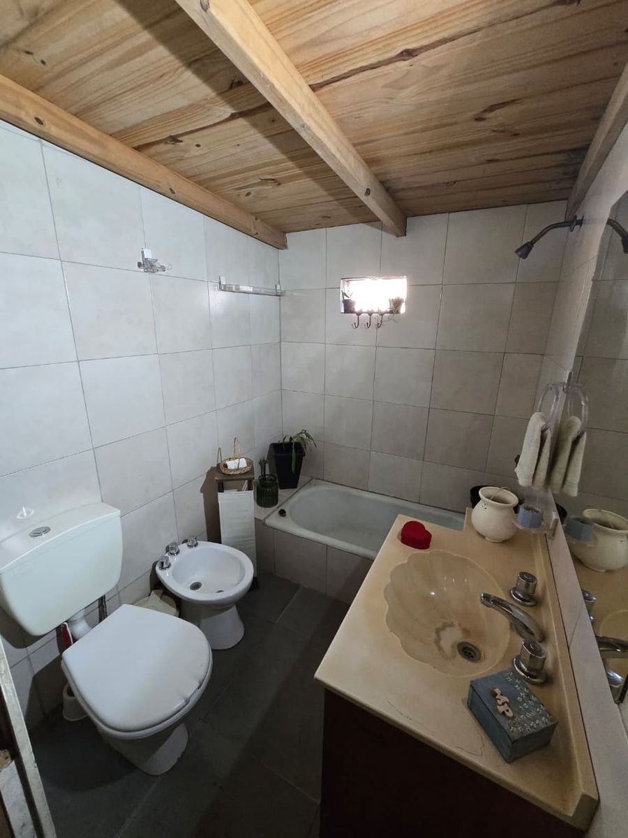 VENTA DE CASA 4 AMBIENTES EN MONTE GRANDE - EN ESQUINA