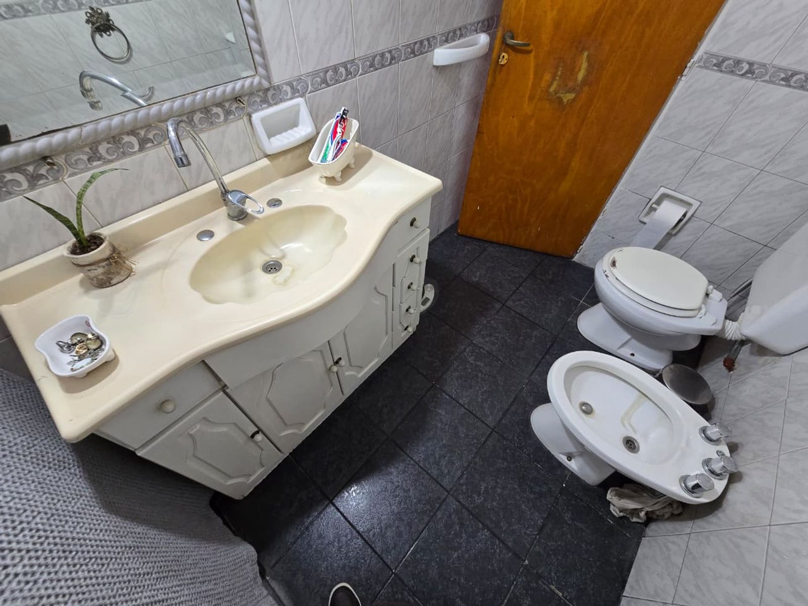 VENTA DE CASA 4 AMBIENTES EN MONTE GRANDE - EN ESQUINA