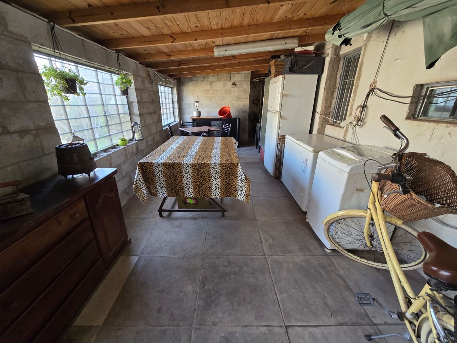 VENTA DE CASA 4 AMBIENTES EN MONTE GRANDE - EN ESQUINA