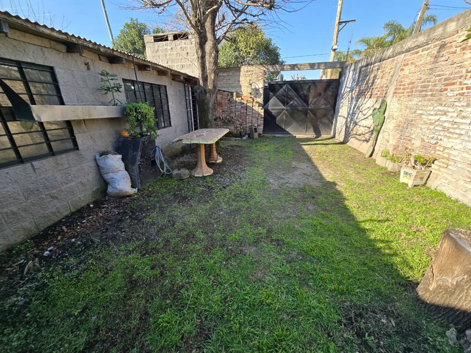 VENTA DE CASA 4 AMBIENTES EN MONTE GRANDE - EN ESQUINA