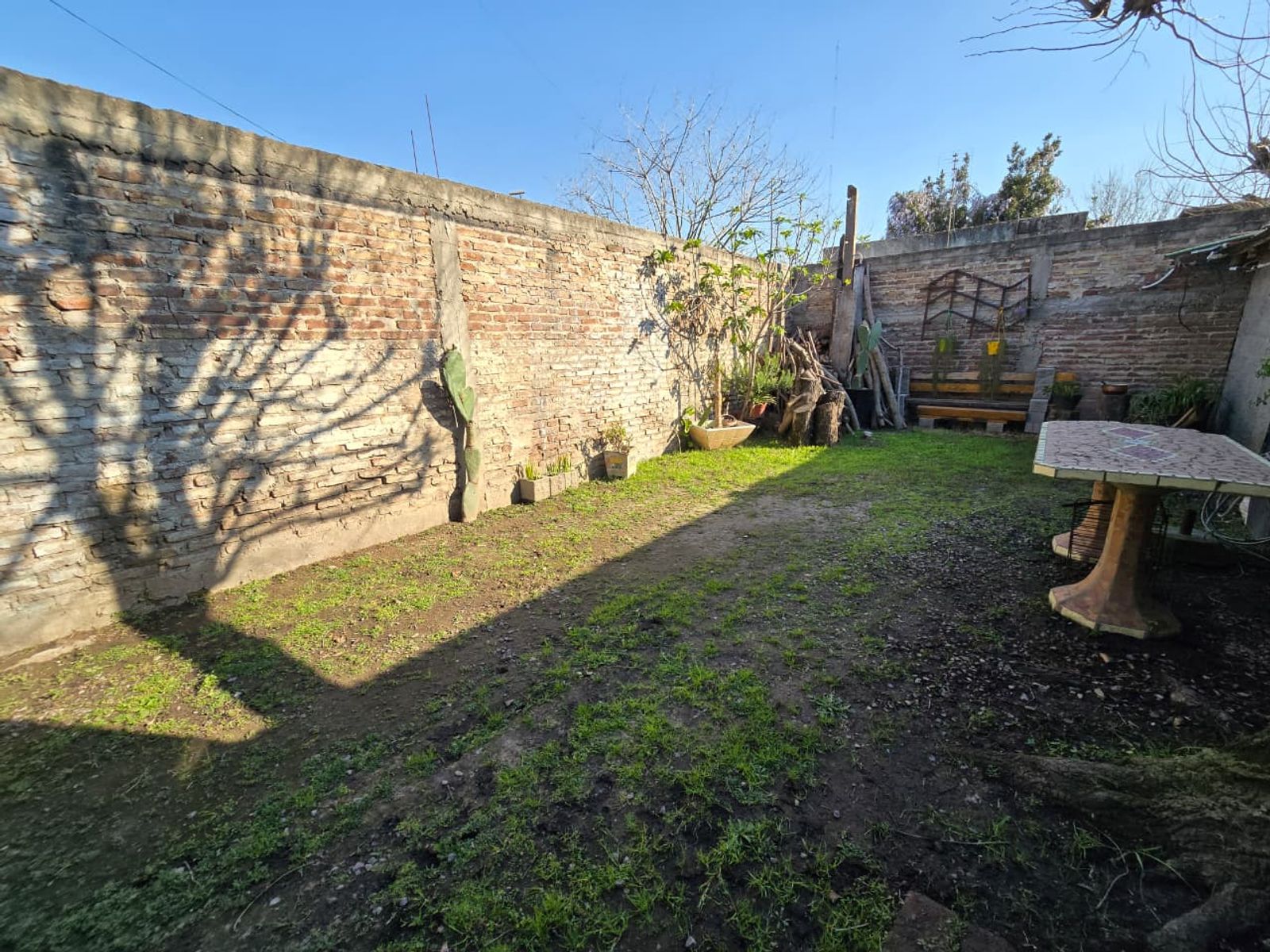 VENTA DE CASA 4 AMBIENTES EN MONTE GRANDE - EN ESQUINA