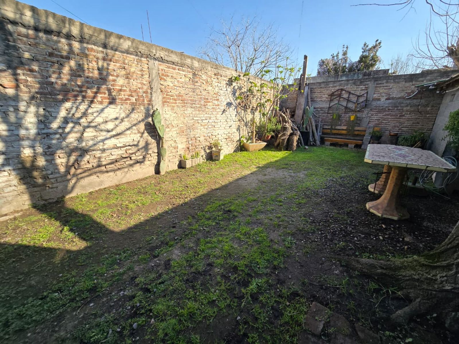 VENTA DE CASA 4 AMBIENTES EN MONTE GRANDE - EN ESQUINA