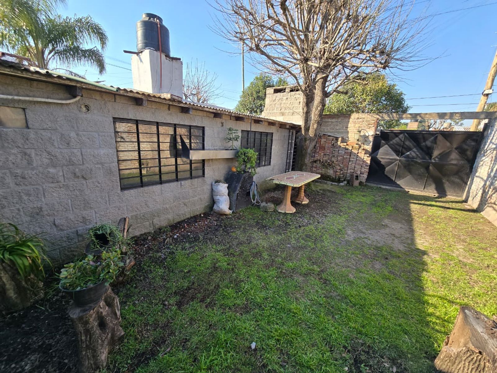 VENTA DE CASA 4 AMBIENTES EN MONTE GRANDE - EN ESQUINA