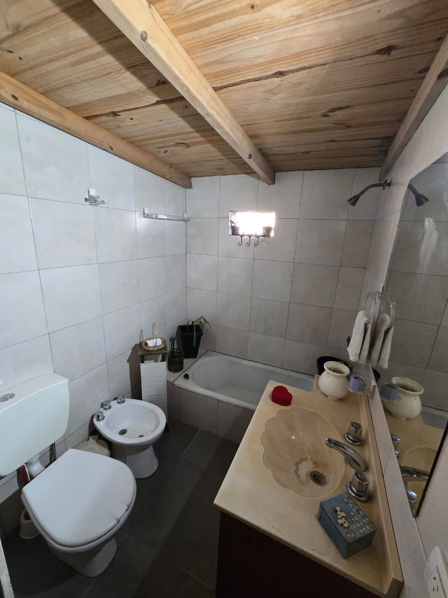 VENTA DE CASA 4 AMBIENTES EN MONTE GRANDE - EN ESQUINA