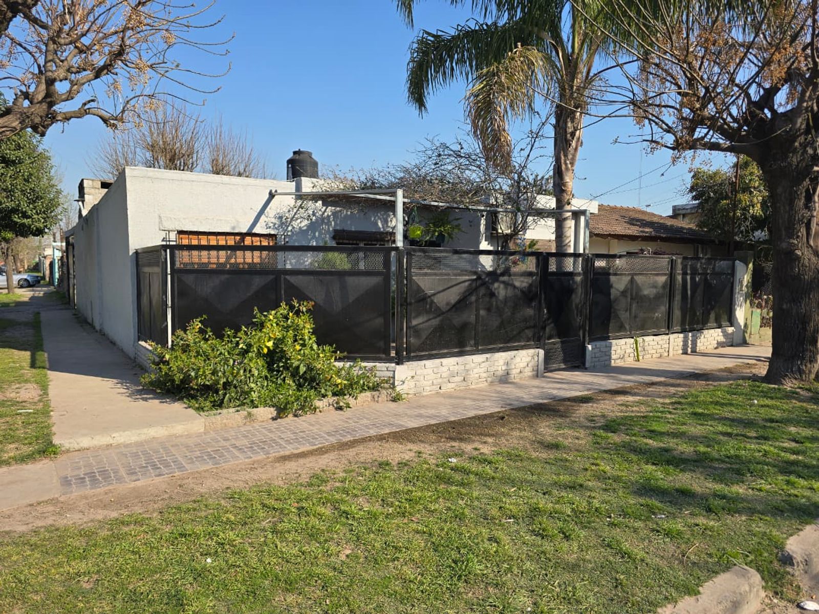 VENTA DE CASA 4 AMBIENTES EN MONTE GRANDE - EN ESQUINA