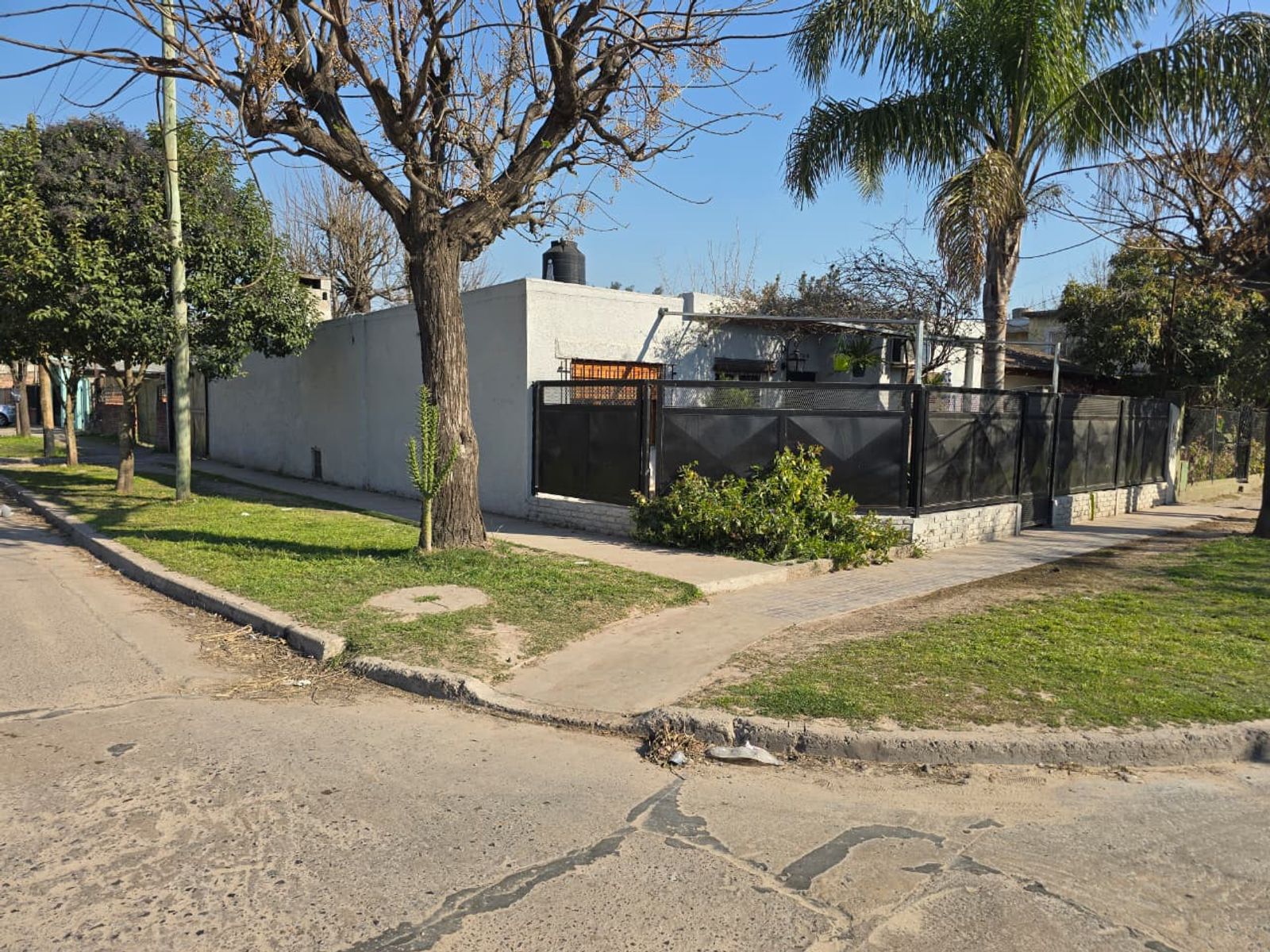VENTA DE CASA 4 AMBIENTES EN MONTE GRANDE - EN ESQUINA