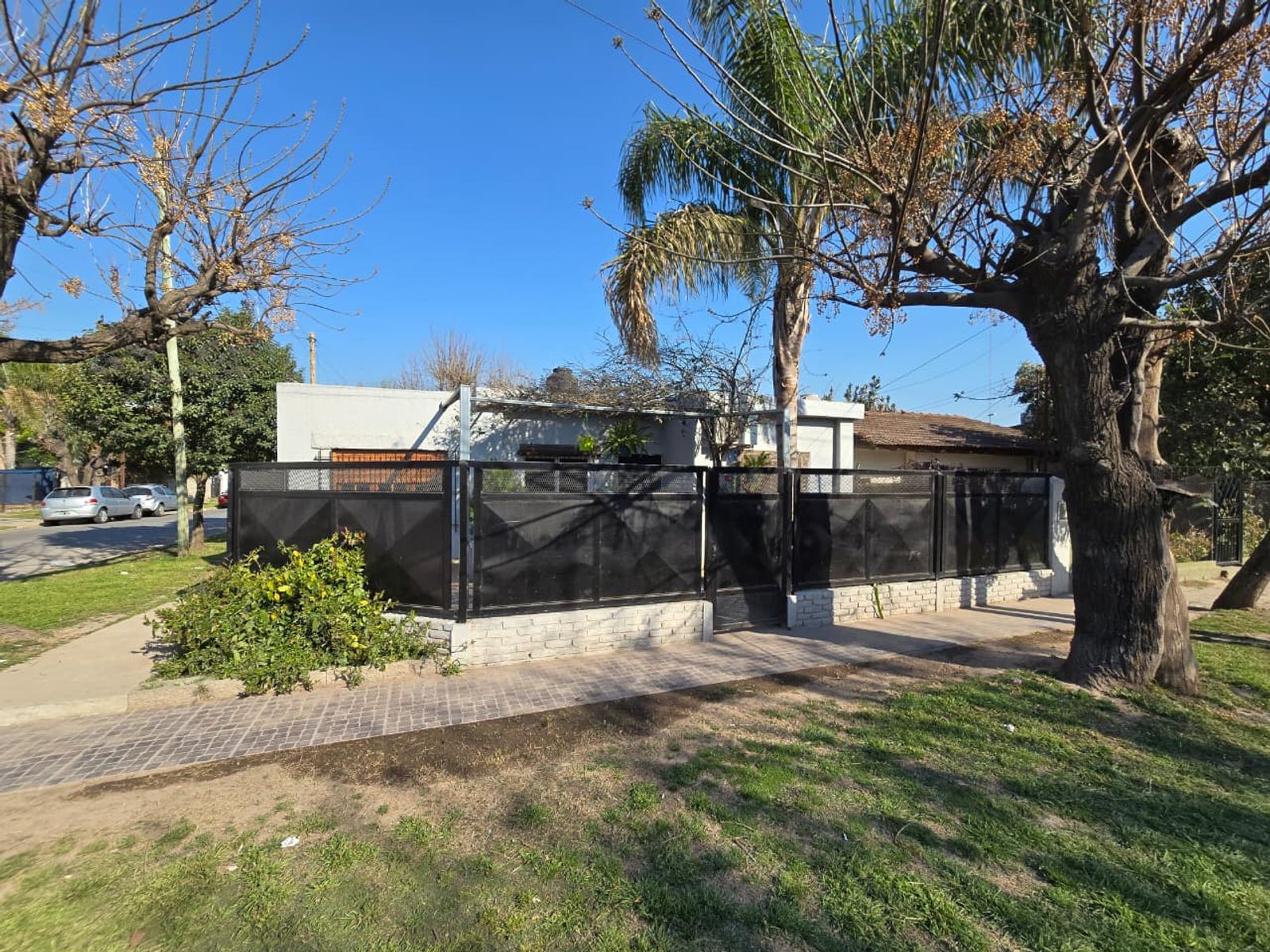 VENTA DE CASA 4 AMBIENTES EN MONTE GRANDE - EN ESQUINA
