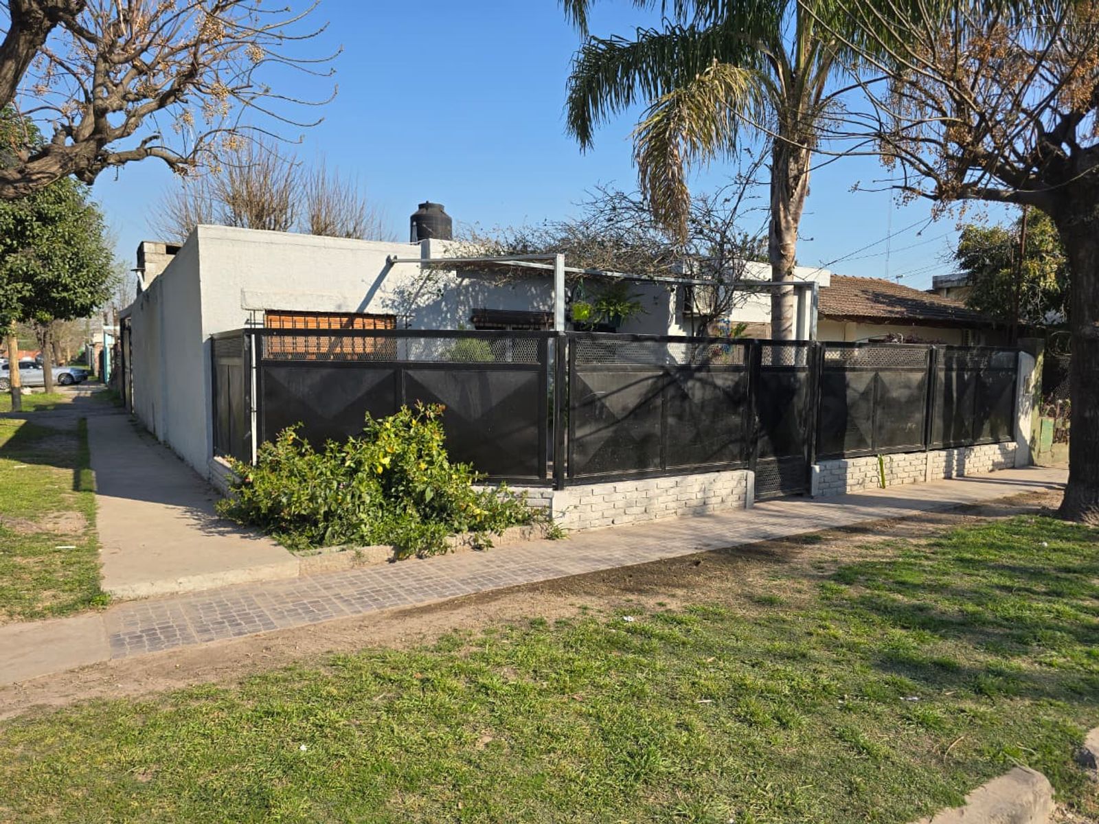 VENTA DE CASA 4 AMBIENTES EN MONTE GRANDE - EN ESQUINA