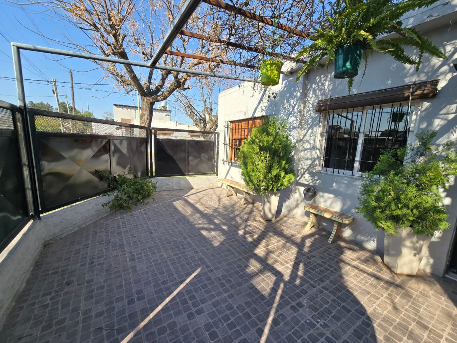 VENTA DE CASA 4 AMBIENTES EN MONTE GRANDE - EN ESQUINA
