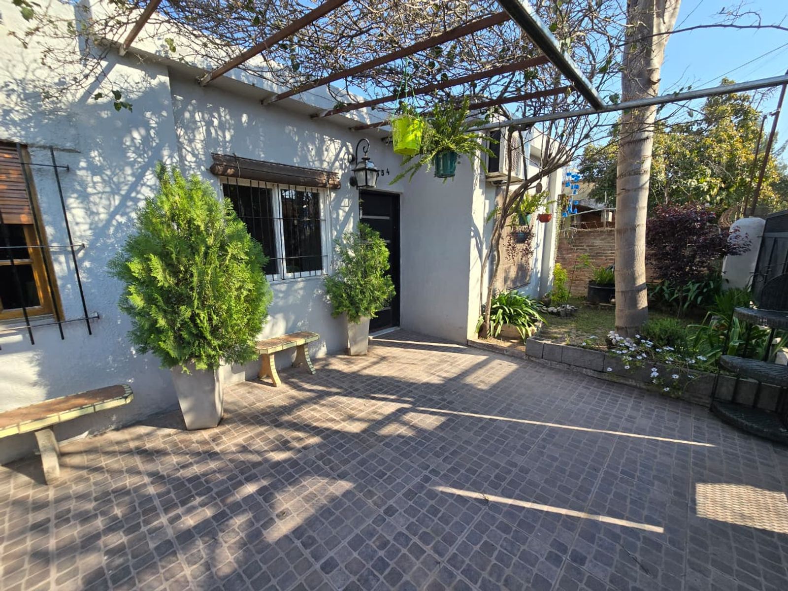 VENTA DE CASA 4 AMBIENTES EN MONTE GRANDE - EN ESQUINA