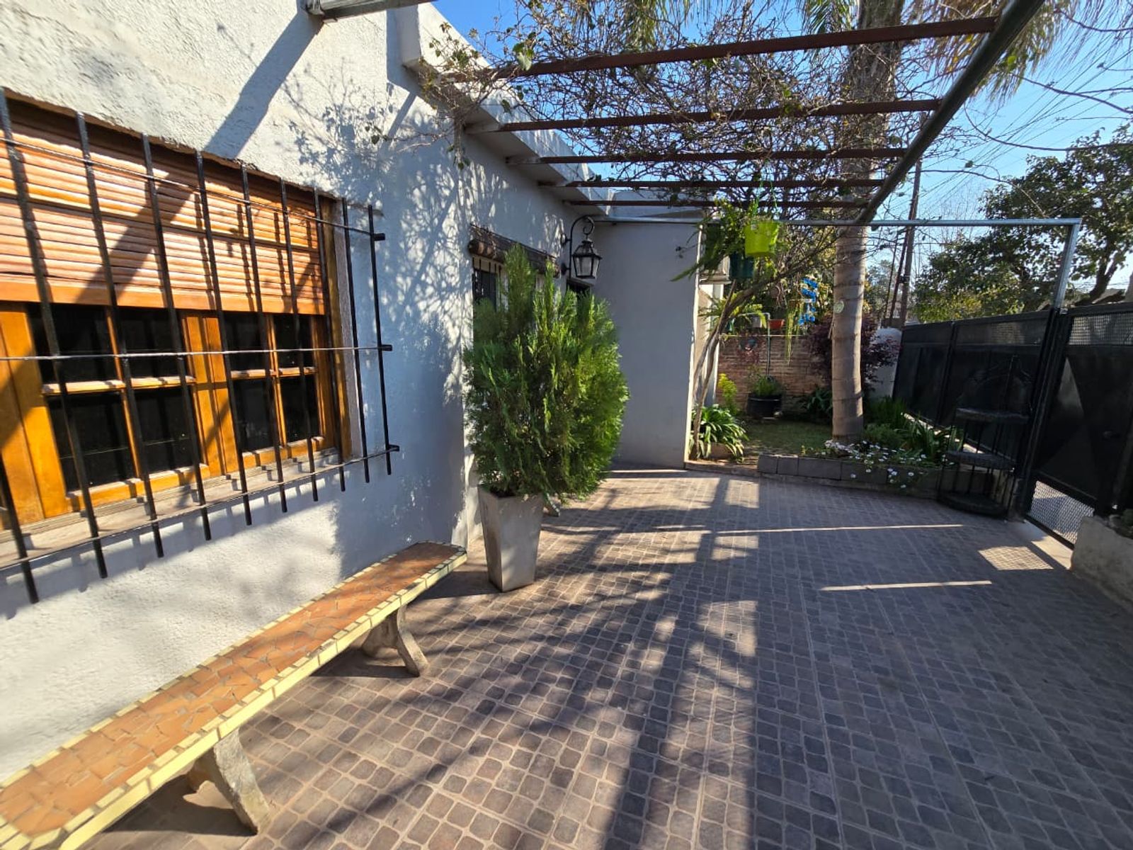 VENTA DE CASA 4 AMBIENTES EN MONTE GRANDE - EN ESQUINA