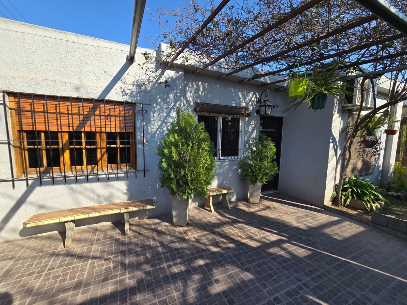 VENTA DE CASA 4 AMBIENTES EN MONTE GRANDE - EN ESQUINA
