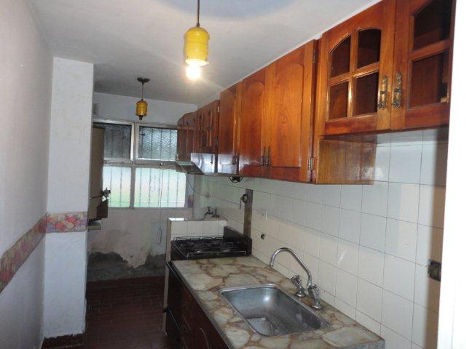 VENTA DE DEPARTAMENTO 3 AMBIENTES EN PLANTA BAJA - BARRIO COCA COLA - SOBRE AVENIDA