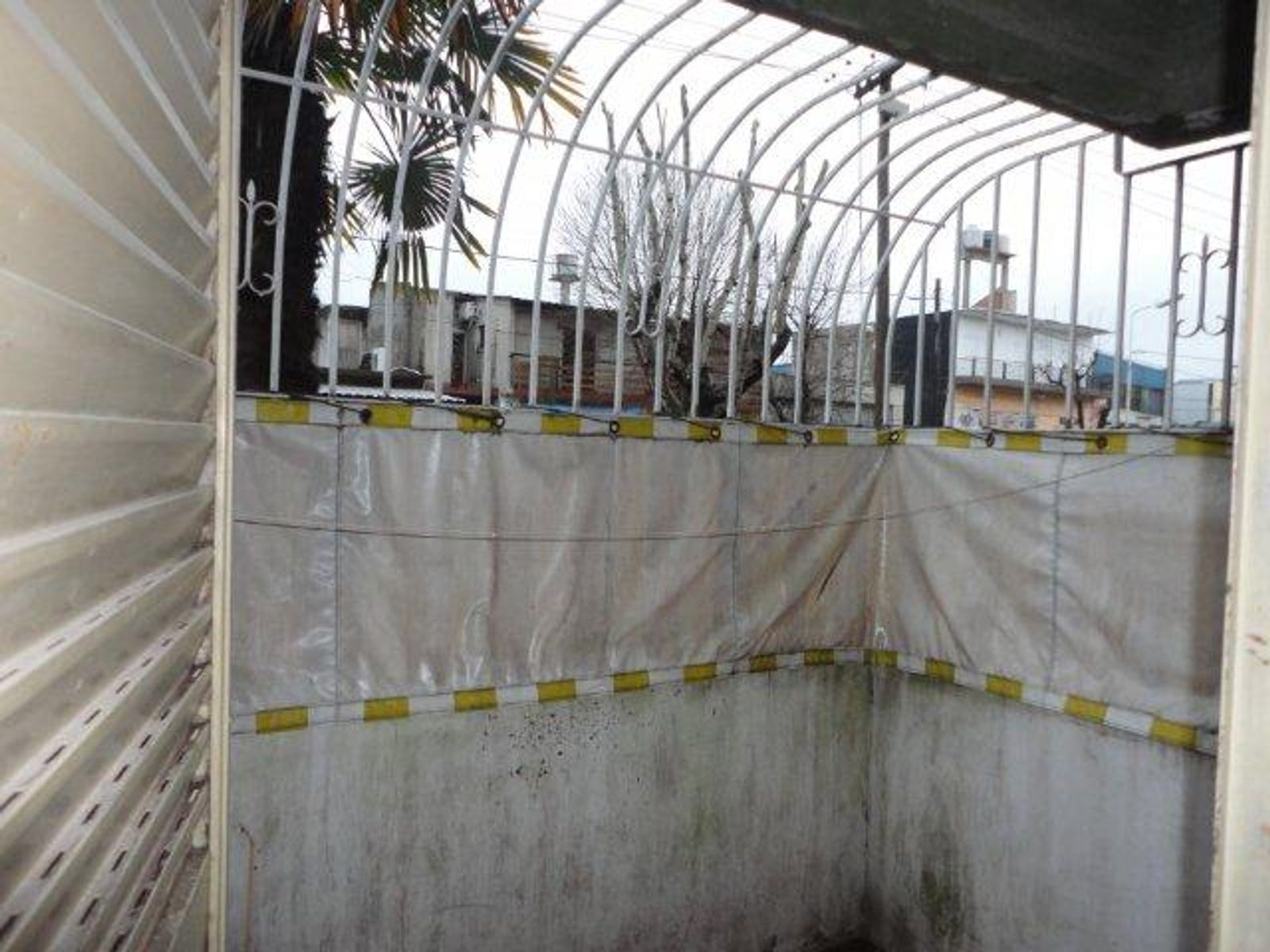 VENTA DE DEPARTAMENTO 3 AMBIENTES EN PLANTA BAJA - BARRIO COCA COLA - SOBRE AVENIDA