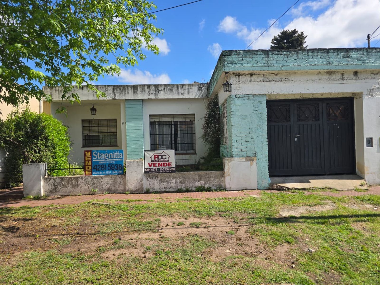 VENTA DE CASA 3 AMBIENTES EN LUIS GUILLÓN - CON COCHERA - A REFACCIONAR