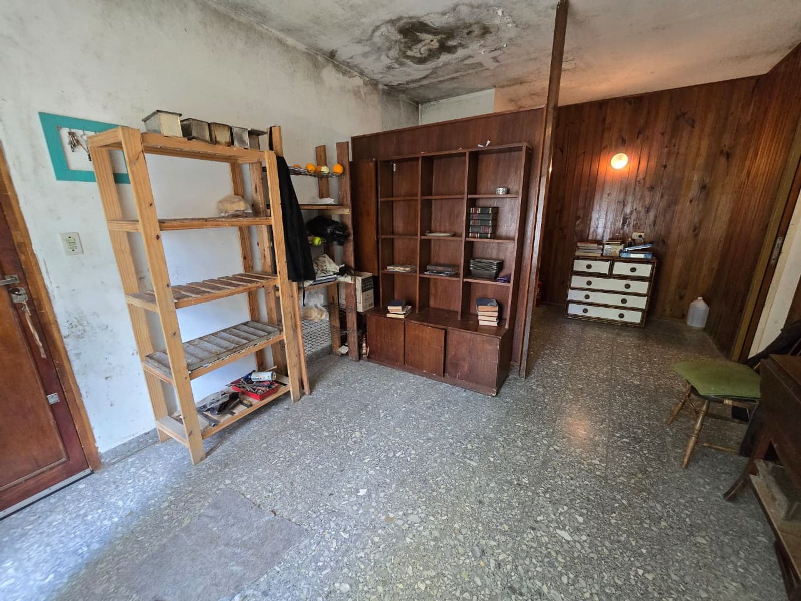 VENTA DE CASA 3 AMBIENTES EN LUIS GUILLÓN - CON COCHERA - A REFACCIONAR