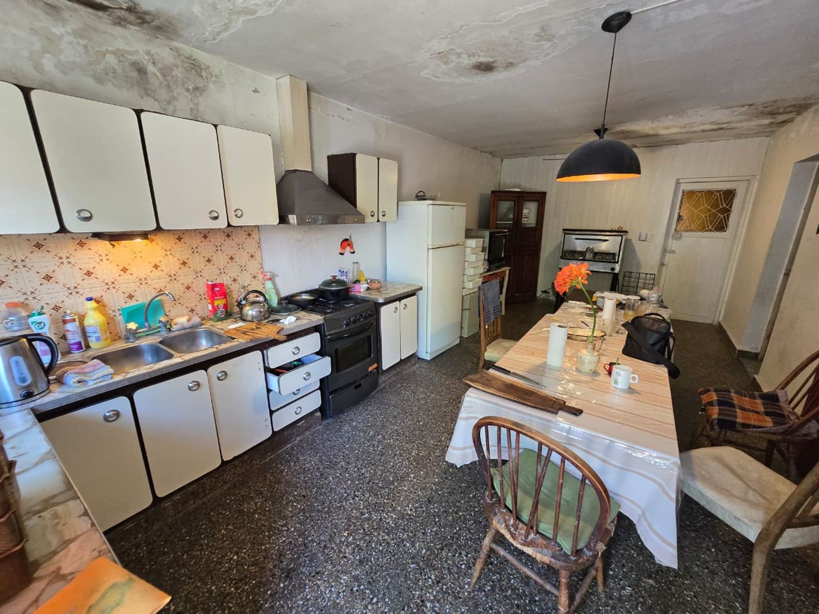 VENTA DE CASA 3 AMBIENTES EN LUIS GUILLÓN - CON COCHERA - A REFACCIONAR