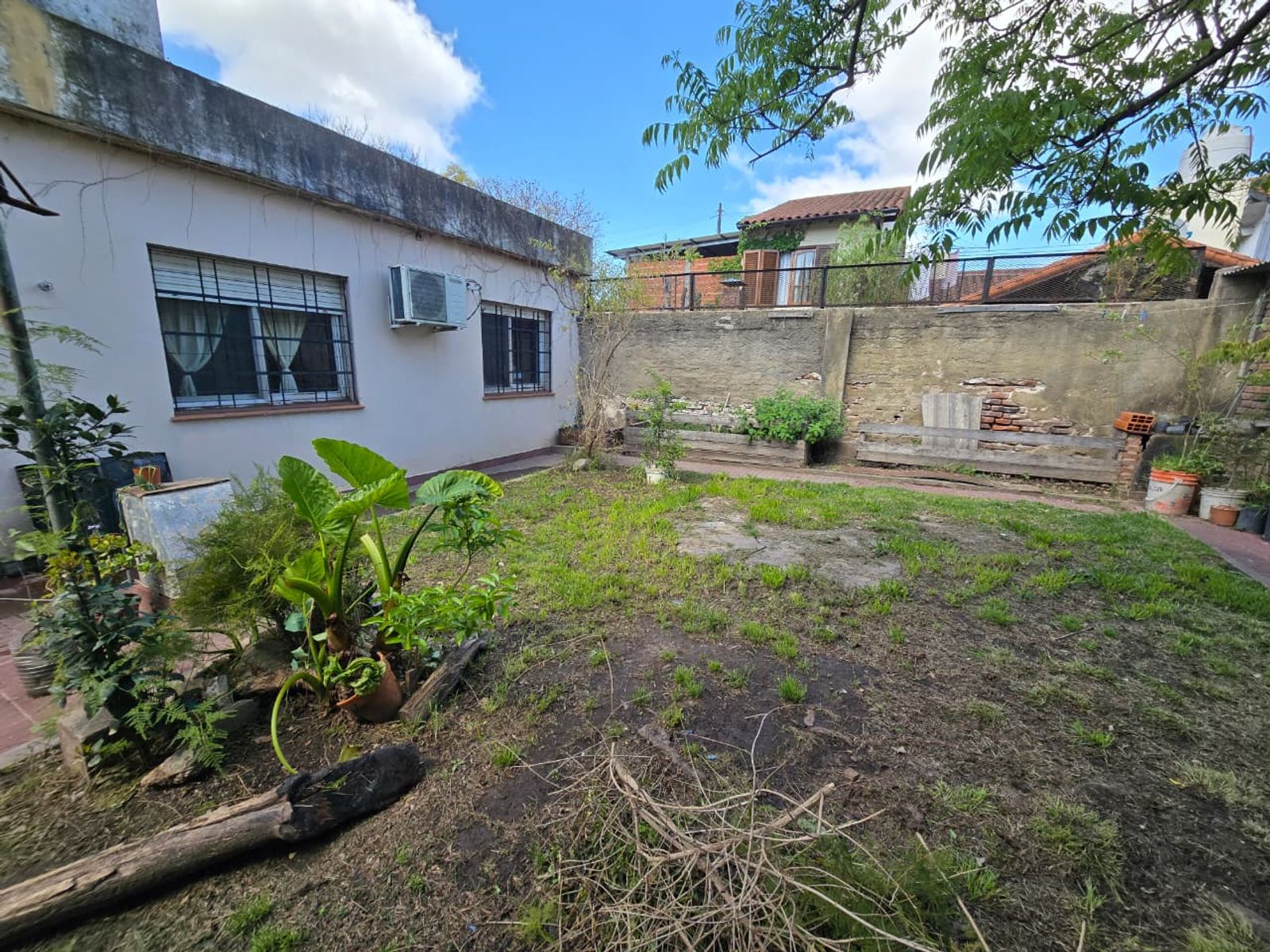 VENTA DE CASA 3 AMBIENTES EN LUIS GUILLÓN - CON COCHERA - A REFACCIONAR