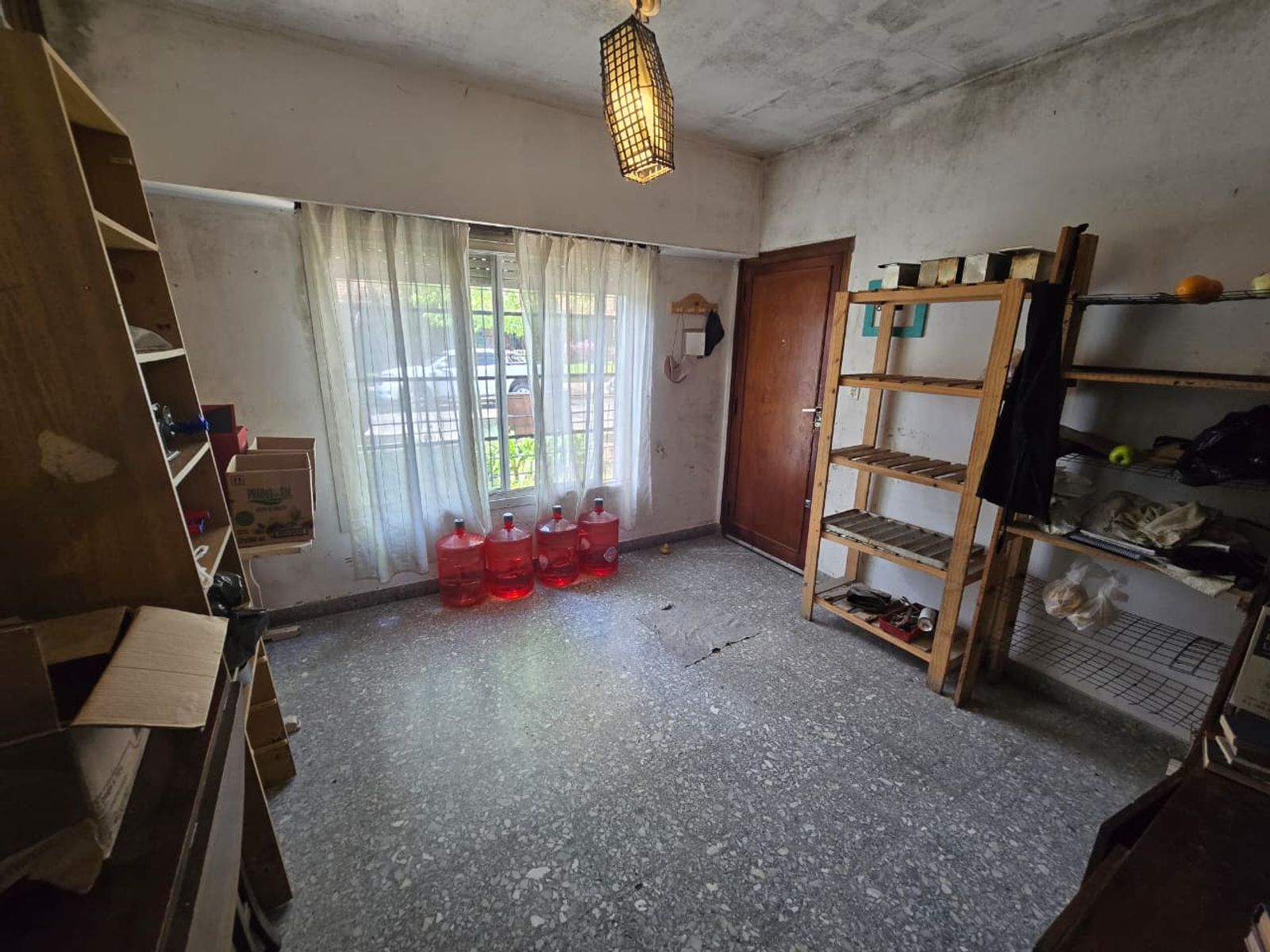 VENTA DE CASA 3 AMBIENTES EN LUIS GUILLÓN - CON COCHERA - A REFACCIONAR