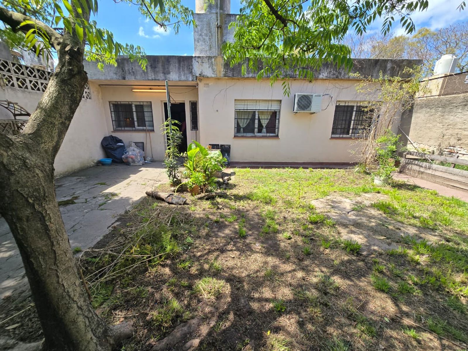 VENTA DE CASA 3 AMBIENTES EN LUIS GUILLÓN - CON COCHERA - A REFACCIONAR