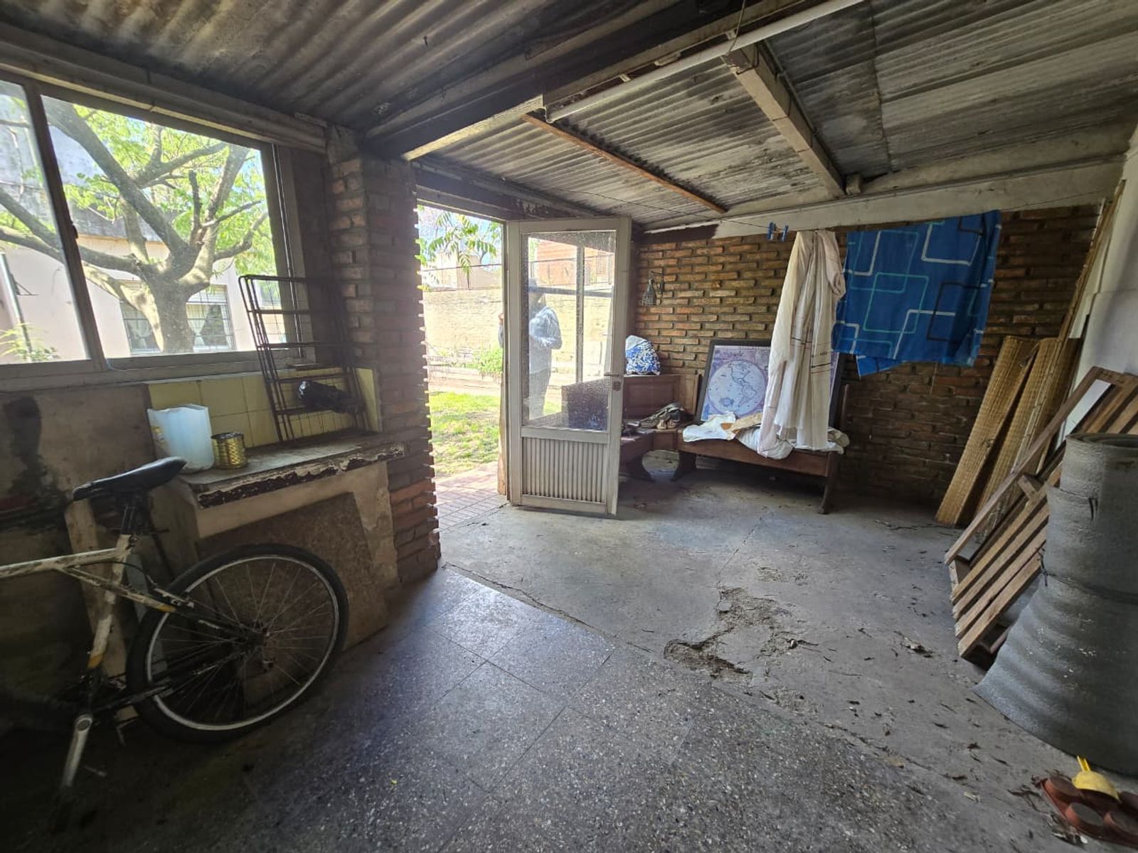 VENTA DE CASA 3 AMBIENTES EN LUIS GUILLÓN - CON COCHERA - A REFACCIONAR
