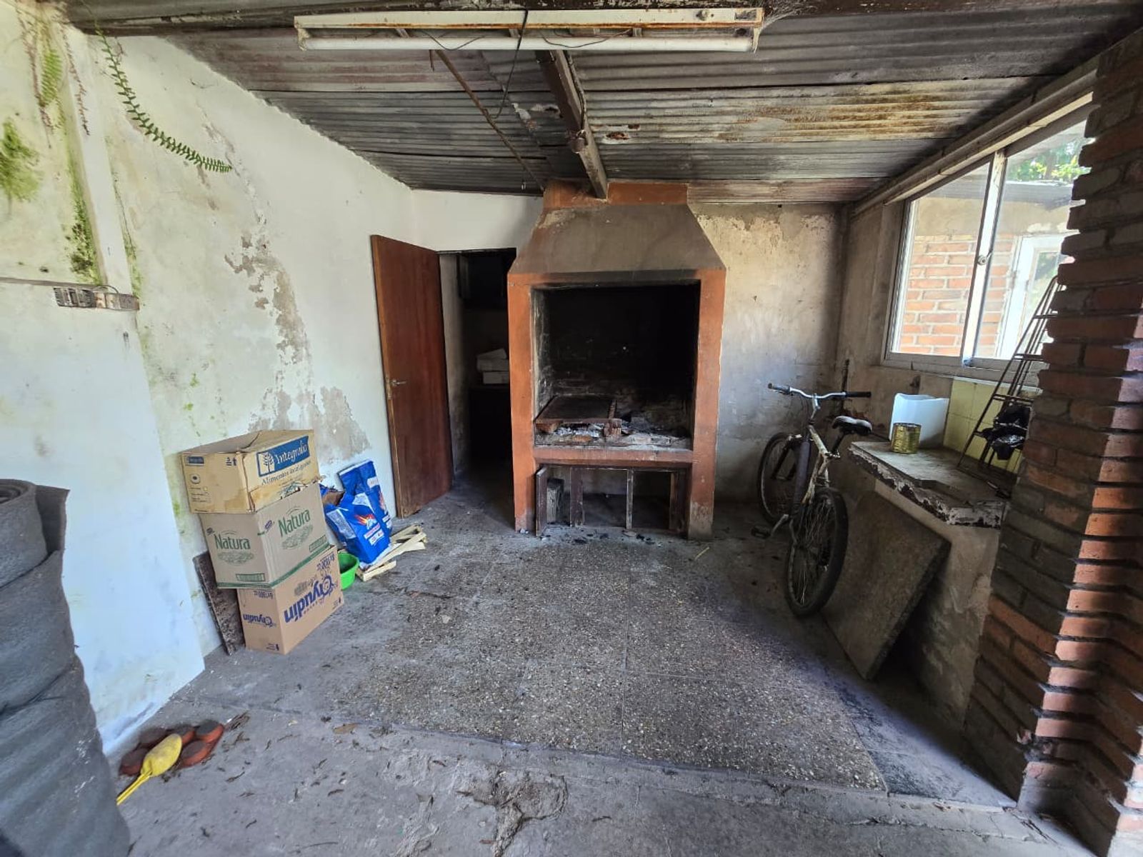 VENTA DE CASA 3 AMBIENTES EN LUIS GUILLÓN - CON COCHERA - A REFACCIONAR