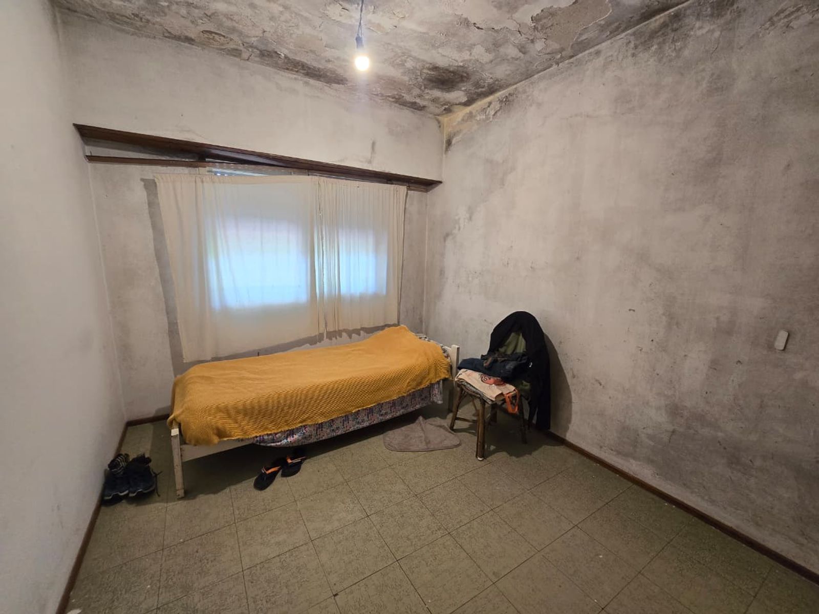VENTA DE CASA 3 AMBIENTES EN LUIS GUILLÓN - CON COCHERA - A REFACCIONAR